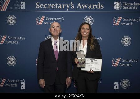 Alejandro Mayorkas, Secrétaire du Département de la sécurité intérieure (DHS), remet les prix du Secrétaire aux employés du DHS à l'EY Plaza à Los Angeles, Californie, les 26 septembre 2024 et 66. Banque D'Images