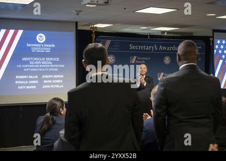 Alejandro Mayorkas, Secrétaire du Département de la sécurité intérieure (DHS), remet les prix du Secrétaire aux employés du DHS à l'EY Plaza à Los Angeles, Californie, les 26 septembre 2024 et 97. Banque D'Images