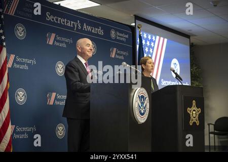 Alejandro Mayorkas, Secrétaire du Département de la sécurité intérieure (DHS), remet les prix du Secrétaire aux employés du DHS à l'EY Plaza à Los Angeles, Californie, les 26 septembre 2024 et 113. Banque D'Images