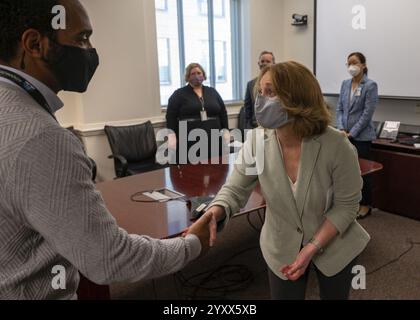 La sous-secrétaire à la Défense, Kathleen Hicks, rend visite aux membres de l'équipe du contrôleur afghan Banque D'Images