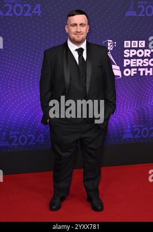 Salford, Royaume-Uni. 17 décembre 2024. Luke Littler arrive au BBC Sports Personality of the Year 2024, MediaCityUK. Crédit : Doug Peters/EMPICS/Alamy Live News Banque D'Images