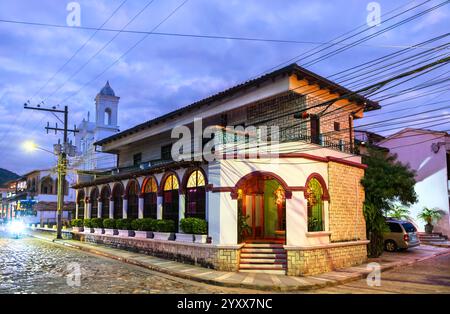 Architecture typique dans le parc central de Copan Ruinas ville au Honduras, Amérique centrale Banque D'Images