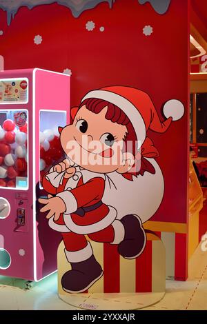 Peko Chan la mascotte de confiserie Fujiya en costume de Père Noël Banque D'Images