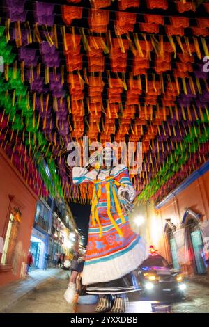 Sculpture du jour des morts et drapeaux traditionnels en papier percé. Oaxaca, Mexique Banque D'Images