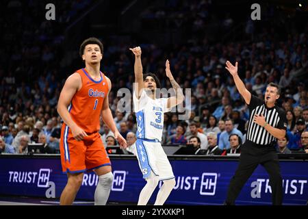 Charlotte, Caroline du Nord, États-Unis. 17 décembre 2024. North Carolina Tar Heels garde ELLIOT CADEAU (3) tire pendant le match contre les Gators de Floride. Les équipes de basket-ball masculines et féminines de Caroline du Nord, Floride, Michigan et Oklahoma se rendent à Charlotte, Caroline du Nord, pour participer au Jumpman Invitational 2024. (Crédit image : © Maxwell Vittorio/ZUMA Press Wire) USAGE ÉDITORIAL SEULEMENT! Non destiné à UN USAGE commercial ! Banque D'Images