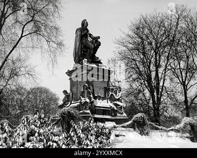 Dichters Standbeeld van de beroemde Nederlandse dichter Joost van den Vondel (1587 - 1679) in de, Banque D'Images