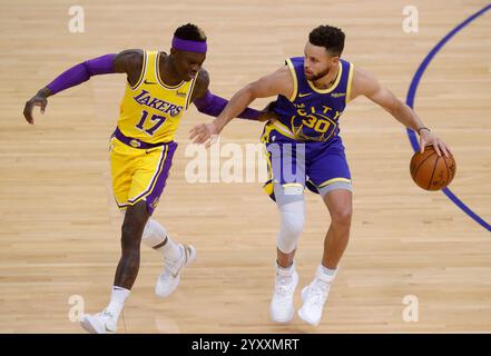 San Francisco, États-Unis. 15 mars 2021. Dans cette photo de dossier, Stephen Curry (30) des Golden State Warriors descend au tribunal alors qu'il est gardé par Dennis Schroder (17) des Los Angeles Lakers au deuxième quart-temps au Chase Center de San Francisco le 15 mars 2021. (Photo de Jane Tyska/Bay Area News Group/TNS/Sipa USA) crédit : Sipa USA/Alamy Live News Banque D'Images