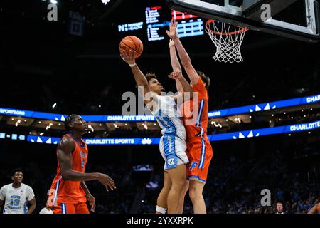 Charlotte, Caroline du Nord, États-Unis. 17 décembre 2024. Le gardien Tar Heels de Caroline du Nord SETH TRIMBLE (7) tire un layup pendant le match contre les Gators de Floride. Les équipes de basket-ball masculines et féminines de Caroline du Nord, Floride, Michigan et Oklahoma se rendent à Charlotte, Caroline du Nord, pour participer au Jumpman Invitational 2024. (Crédit image : © Maxwell Vittorio/ZUMA Press Wire) USAGE ÉDITORIAL SEULEMENT! Non destiné à UN USAGE commercial ! Banque D'Images