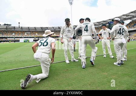 Le Gabba, Brisbane, Australie. 18 décembre 2024. International test Cricket, Australie contre Inde 3e jour de test 5 ; l'Australie se prépare à prendre sur le terrain pour le 5e jour crédit : action plus Sports/Alamy Live News Banque D'Images