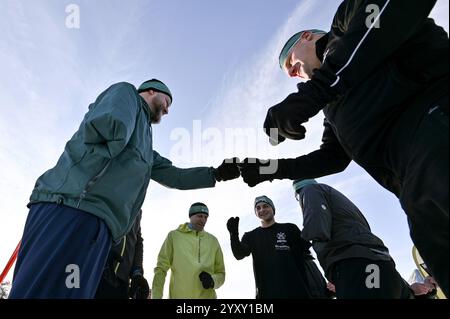 Non exclusif : LVIV, UKRAINE - 14 DÉCEMBRE 2024 - les concurrents se battent les poings lors de la cinquième course Kordon dans le parc culturel Bohdan Khmelnytskyi et Banque D'Images