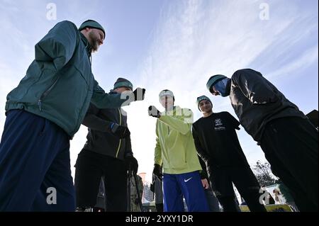 Non exclusif : LVIV, UKRAINE - 14 DÉCEMBRE 2024 - les concurrents se battent les poings lors de la cinquième course Kordon dans le parc culturel Bohdan Khmelnytskyi et Banque D'Images