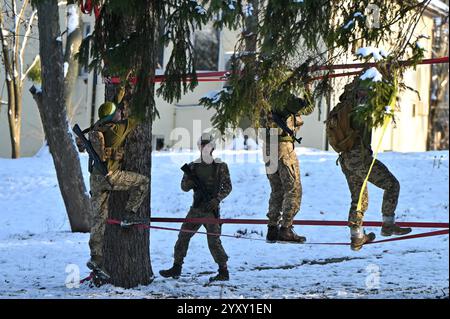 Non exclusif : LVIV, UKRAINE - 14 DÉCEMBRE 2024 - des concurrents en uniforme de camouflage participent à la cinquième course de Kordon dans le parc Bohdan Khmelnytskyi Banque D'Images