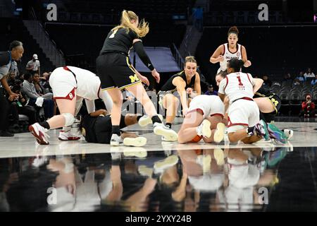 Charlotte, Caroline du Nord, États-Unis. 17 décembre 2024. Plusieurs joueurs des Michigan State Spartans et Oklahoma Sooners se battent pour la possession sur le terrain. Les équipes de basket-ball masculines et féminines de Caroline du Nord, Floride, Michigan et Oklahoma se rendent à Charlotte, Caroline du Nord, pour participer au Jumpman Invitational 2024. (Crédit image : © Maxwell Vittorio/ZUMA Press Wire) USAGE ÉDITORIAL SEULEMENT! Non destiné à UN USAGE commercial ! Banque D'Images