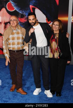 HOLLYWOOD, CALIFORNIE - 16 DÉCEMBRE : Lee Majdoub (C) et sa famille assistent à la première à Los Angeles de 'Sonic the Hedgehog 3' de Paramount au TCL Chinese T. Banque D'Images