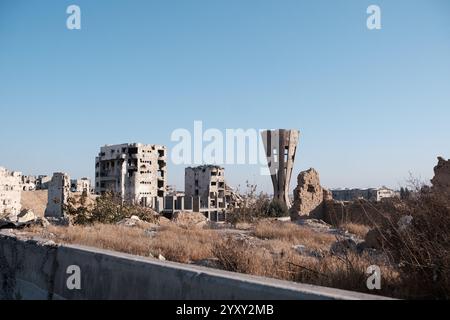 Damas, Syrie. 17 décembre 2024. Quartier d'Al Ghutah ( ou al-Ghouta) dans la banlieue de Damas, Syrie, 17 décembre 2024. En grande partie détruite pendant des années de combats intenses et de bombardements intensifs sous le régime d'Assad, la zone connaît maintenant un lent retour des habitants qui tentent de reconstruire leur vie au milieu des ruines. Photo Sandro Basili/ABACAPRESS. COM Credit : Abaca Press/Alamy Live News Banque D'Images