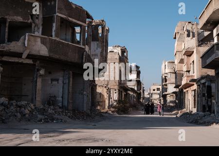 Damas, Syrie. 17 décembre 2024. Quartier d'Al Ghutah ( ou al-Ghouta) dans la banlieue de Damas, Syrie, 17 décembre 2024. En grande partie détruite pendant des années de combats intenses et de bombardements intensifs sous le régime d'Assad, la zone connaît maintenant un lent retour des habitants qui tentent de reconstruire leur vie au milieu des ruines. Photo Sandro Basili/ABACAPRESS. COM Credit : Abaca Press/Alamy Live News Banque D'Images