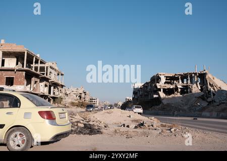 Damas, Syrie. 17 décembre 2024. Quartier d'Al Ghutah ( ou al-Ghouta) dans la banlieue de Damas, Syrie, 17 décembre 2024. En grande partie détruite pendant des années de combats intenses et de bombardements intensifs sous le régime d'Assad, la zone connaît maintenant un lent retour des habitants qui tentent de reconstruire leur vie au milieu des ruines. Photo Sandro Basili/ABACAPRESS. COM Credit : Abaca Press/Alamy Live News Banque D'Images