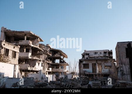 Damas, Syrie. 17 décembre 2024. Quartier d'Al Ghutah ( ou al-Ghouta) dans la banlieue de Damas, Syrie, 17 décembre 2024. En grande partie détruite pendant des années de combats intenses et de bombardements intensifs sous le régime d'Assad, la zone connaît maintenant un lent retour des habitants qui tentent de reconstruire leur vie au milieu des ruines. Photo Sandro Basili/ABACAPRESS. COM Credit : Abaca Press/Alamy Live News Banque D'Images