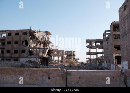 Damas, Syrie. 17 décembre 2024. Quartier d'Al Ghutah ( ou al-Ghouta) dans la banlieue de Damas, Syrie, 17 décembre 2024. En grande partie détruite pendant des années de combats intenses et de bombardements intensifs sous le régime d'Assad, la zone connaît maintenant un lent retour des habitants qui tentent de reconstruire leur vie au milieu des ruines. Photo Sandro Basili/ABACAPRESS. COM Credit : Abaca Press/Alamy Live News Banque D'Images