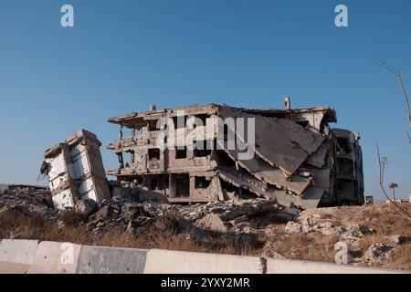 Damas, Syrie. 17 décembre 2024. Quartier d'Al Ghutah ( ou al-Ghouta) dans la banlieue de Damas, Syrie, 17 décembre 2024. En grande partie détruite pendant des années de combats intenses et de bombardements intensifs sous le régime d'Assad, la zone connaît maintenant un lent retour des habitants qui tentent de reconstruire leur vie au milieu des ruines. Photo Sandro Basili/ABACAPRESS. COM Credit : Abaca Press/Alamy Live News Banque D'Images