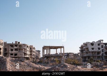 Damas, Syrie. 17 décembre 2024. Quartier d'Al Ghutah ( ou al-Ghouta) dans la banlieue de Damas, Syrie, 17 décembre 2024. En grande partie détruite pendant des années de combats intenses et de bombardements intensifs sous le régime d'Assad, la zone connaît maintenant un lent retour des habitants qui tentent de reconstruire leur vie au milieu des ruines. Photo Sandro Basili/ABACAPRESS. COM Credit : Abaca Press/Alamy Live News Banque D'Images