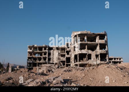 Damas, Syrie. 17 décembre 2024. Quartier d'Al Ghutah ( ou al-Ghouta) dans la banlieue de Damas, Syrie, 17 décembre 2024. En grande partie détruite pendant des années de combats intenses et de bombardements intensifs sous le régime d'Assad, la zone connaît maintenant un lent retour des habitants qui tentent de reconstruire leur vie au milieu des ruines. Photo Sandro Basili/ABACAPRESS. COM Credit : Abaca Press/Alamy Live News Banque D'Images