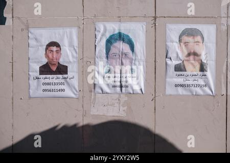 Damas, Syrie. 17 décembre 2024. À l'extérieur de l'hôpital, à côté des photos des personnes décédées récupérées, les familles placent des portraits de leurs proches disparus, s'accrochant à l'espoir de les retrouver. Damas, Syrie, 17 décembre 2024. Photo Sandro Basili/ABACAPRESS. COM Credit : Abaca Press/Alamy Live News Banque D'Images