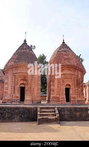 Temples jumeaux Shiva du XVe siècle, construits par le roi Basanta Roy dans le complexe du temple Bara Madhyam, Maluti, Dumka, Jharkhand, Inde. Banque D'Images