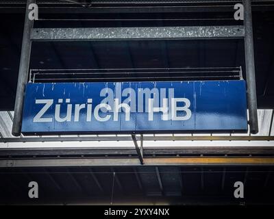 Zürich HB, Schweiz, Europa, Zürich Hauptbahnhof, Zentrale Bahnstation, SBB, Schweizer Bundesbahnen, Öffentlicher Verkehr, Zugverkehr, Knotenpunkt, Internationaler Bahnhof, Intercity-Züge, Regionalverkehr, TGV Lyria, Bahnreisen, Pendlerverkehr, Tourismus, Zürcher Verkehrsdrehscheibe, Hauptbahnhof Zürich, Reisezentrum, Bahnhofsschild, Schweizer Metropole *** Zurich gare principale, Suisse, Europe, Zurich gare principale, gare centrale, CFF, chemins de fer fédéraux suisses, transports publics, trafic ferroviaire, hub, gare internationale, trains interurbains, trafic régional, TGV Lyria, transport ferroviaire, banlieue tra Banque D'Images