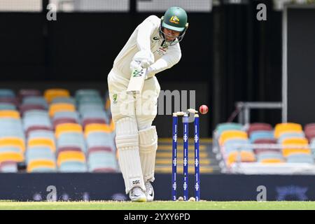 Le Gabba, Brisbane, Australie. 18 décembre 2024. International test Cricket, Australie contre Inde 3e jour de test 5 ; Usman Khawaja d'Australie est joué par Jasprit Bumrah d'Inde crédit : action plus Sports/Alamy Live News Banque D'Images