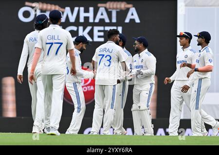 Le Gabba, Brisbane, Australie. 18 décembre 2024. International test Cricket, Australie contre Inde 3ème jour de test 5 ; Inde célébrer le guichet de Travis Head of Australia Credit : action plus Sports/Alamy Live News Banque D'Images