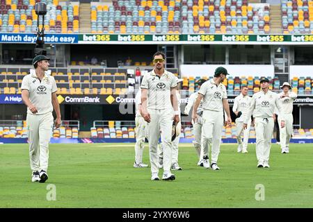 Le Gabba, Brisbane, Australie. 18 décembre 2024. International test Cricket, Australie contre Inde 3e jour de test 5 ; l'Australie quitte le terrain alors que la mauvaise lumière suspend la partie crédit : action plus Sports/Alamy Live News Banque D'Images