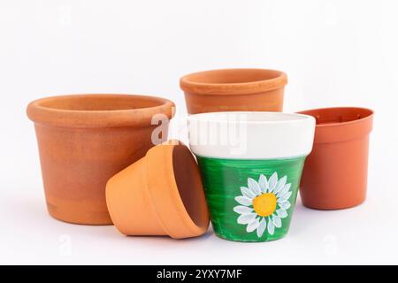 Ensemble de petits pots de fleurs miniatures vides en argile isolés sur fond blanc Banque D'Images