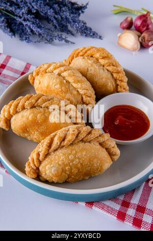 Curry puff ou Pastel goreng. c'est une petite tarte composée de curry avec du poulet et des pommes de terre dans une coquille de pâtisserie frite ou cuite au four Banque D'Images