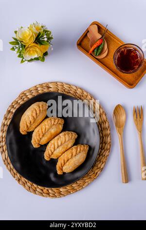 Curry puff ou Pastel goreng. c'est une petite tarte composée de curry avec du poulet et des pommes de terre dans une coquille de pâtisserie frite ou cuite au four Banque D'Images