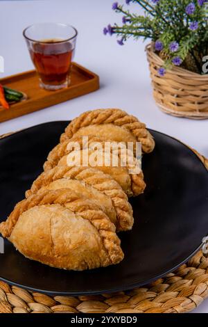 Curry puff ou Pastel goreng. c'est une petite tarte composée de curry avec du poulet et des pommes de terre dans une coquille de pâtisserie frite ou cuite au four Banque D'Images