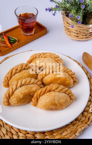 Curry puff ou Pastel goreng. c'est une petite tarte composée de curry avec du poulet et des pommes de terre dans une coquille de pâtisserie frite ou cuite au four Banque D'Images