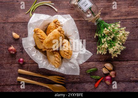 Curry puff ou Pastel goreng. c'est une petite tarte composée de curry avec du poulet et des pommes de terre dans une coquille de pâtisserie frite ou cuite au four Banque D'Images