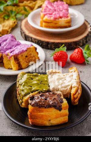 Roti Bakar Bandung ou Bandung Bread Toast est populaire Street Food de Bandung. Roti bakar se réfère à des toasts, servis souvent avec du beurre, du fromage, du stwarberr Banque D'Images