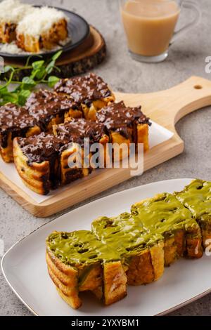Roti Bakar Bandung ou Bandung Bread Toast est populaire Street Food de Bandung. Roti bakar se réfère à des toasts, servis souvent avec du beurre, du fromage, du stwarberr Banque D'Images