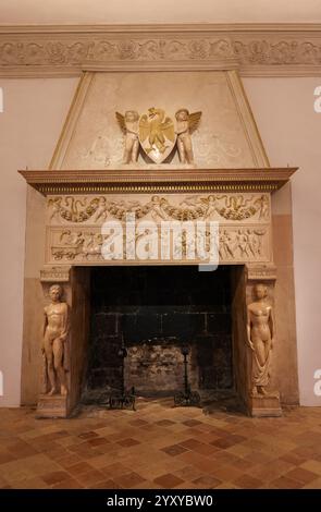 Urbino, Italie - 12 septembre 2024 : cheminée impressionnante dans l'appartement Jole dans le Palais Ducal à Urbino, Italie Banque D'Images