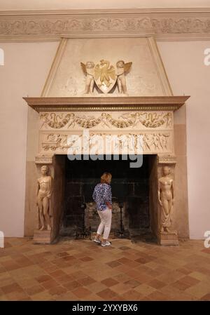 Urbino, Italie - 12 septembre 2024 : cheminée impressionnante dans l'appartement Jole dans le Palais Ducal à Urbino, Italie Banque D'Images