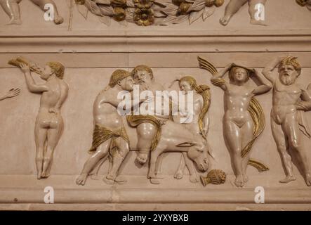 Urbino, Italie - 12 septembre 2024 : détail des bas-reliefs de la cheminée dans l'appartement Jole dans le Palais Ducal à Urbino, Italie Banque D'Images