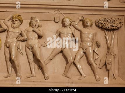 Urbino, Italie - 12 septembre 2024 : détail des bas-reliefs de la cheminée dans l'appartement Jole dans le Palais Ducal à Urbino, Italie Banque D'Images