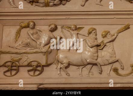 Urbino, Italie - 12 septembre 2024 : détail des bas-reliefs de la cheminée dans l'appartement Jole dans le Palais Ducal à Urbino, Italie Banque D'Images