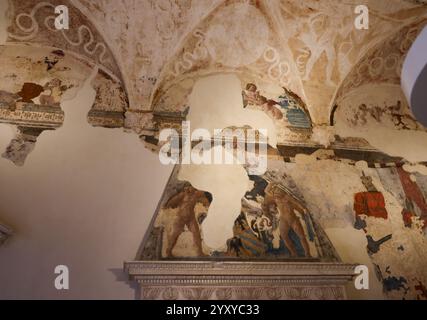 Urbino, Italie - 12 septembre 2024 : vestiges conservés de la splendeur de l'appartement Jole, la partie la plus ancienne du Palais Ducal à Urbino, Italie. Banque D'Images