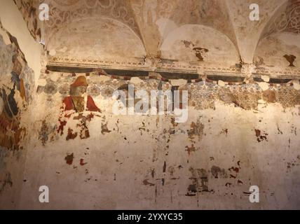 Urbino, Italie - 12 septembre 2024 : vestiges conservés de la splendeur de l'appartement Jole, la partie la plus ancienne du Palais Ducal à Urbino, Italie. Banque D'Images