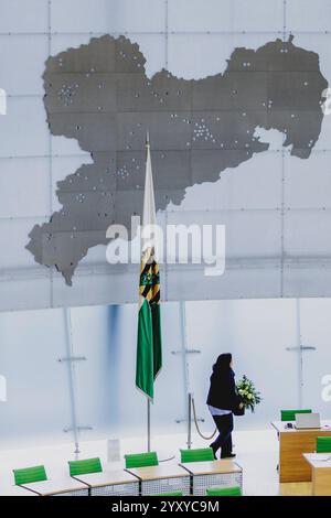 Ein Blumenstrauss wird in den Plenarsaal getragen, aufgenommen vor Sitzung des Saechsischen Landtages, in der Michael Kretschmer zum Ministerpraesidenten Sachsens gewaehlt werden soll in Dresde, 18.12.2024. Die CDU Sachsen Hat gestern gemeinsam mit der SPD den Koalitionsvertrag unterzeichnet. Beide Parteien zusammen haben aber keine eigene Mehrheit im Saechsischen Landtag. Dresde Deutschland *** Un bouquet de fleurs est transporté dans la salle plénière, pris avant la session du parlement de l'État de Saxe au cours de laquelle Michael Kretschmer doit être élu premier ministre de l'État de Saxe à Dresde, 18 12 2024 Banque D'Images