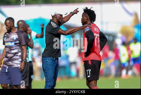 NAIROBI, KENYA - 15 DÉCEMBRE : L'entraîneur des léopards de l'AFC, Fred Ambani, conseille le joueur Ochieng Ovella contre Sofapaka lors du match de première ligue de la FKF entre Sof Banque D'Images