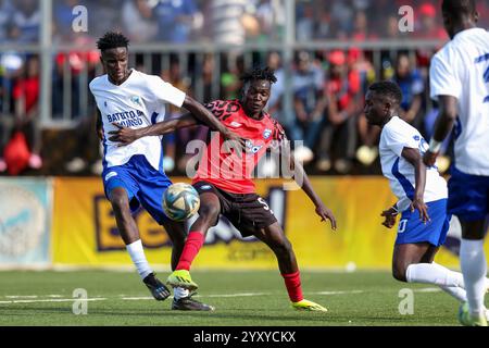 NAIROBI, KENYA - 15 DÉCEMBRE : Sofapaka Jack Ang’anya (à gauche) se bat pour le ballon avec les léopards de l’AFC Victor Otieno soutenu par son coéquipier Vinedine Ambesa du Banque D'Images